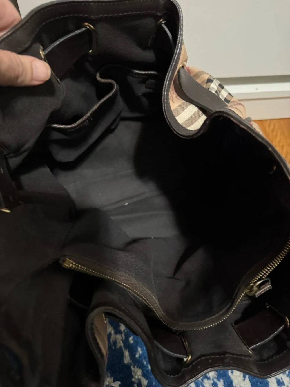 Burberry Beige Plaid Shoulder Bag with Dark Trim - Picture 5 of 11